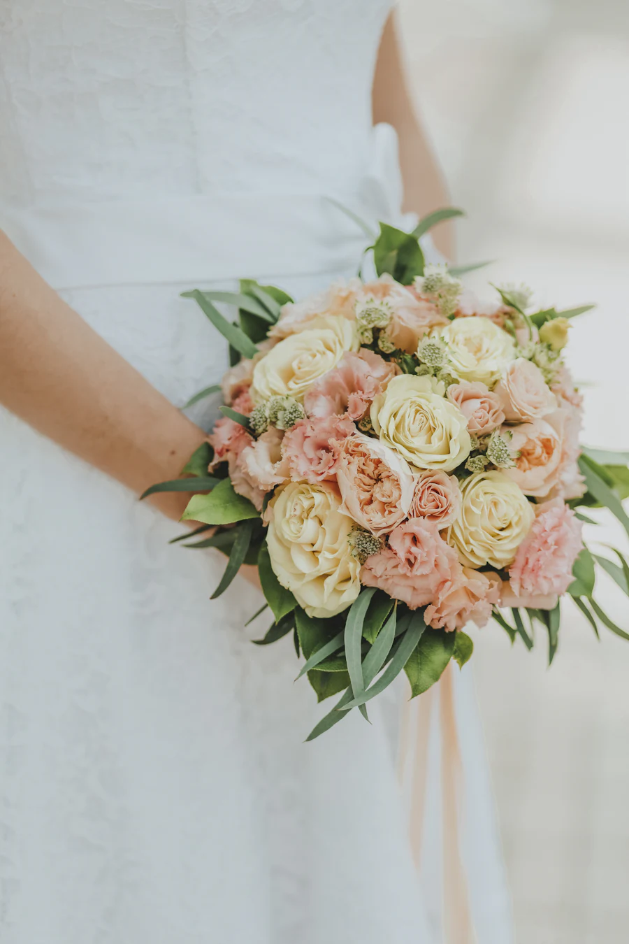 Ramo de novia de rosas color crema y melocotón