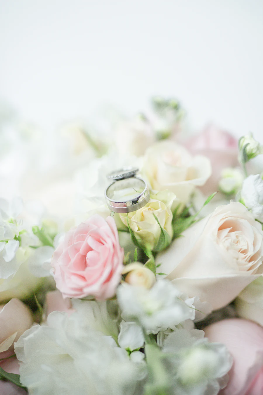 Alianzas sobre un ramo de rosas blancas y rosas